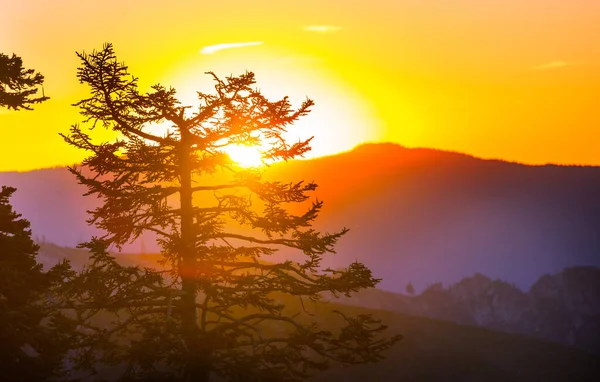 Γραφικό Ηλιοβασίλεμα Στα Βουνά Φθινοπωρινή — Φωτογραφία Αρχείου