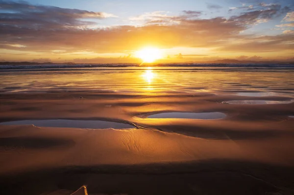 Γραφικό Πολύχρωμο Ηλιοβασίλεμα Στην Ακτή Της Θάλασσας Καλό Για Ταπετσαρία — Φωτογραφία Αρχείου