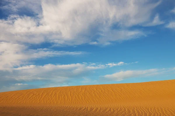 Oförstörda Sanddyner Den Avlägsna Öknen — Stockfoto