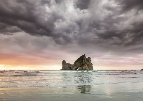 Wyspy Archway Wharariki Beach Zachodzie Słońca Nowej Zelandii — Zdjęcie stockowe