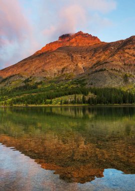 Buzul Ulusal Parkı 'nın resimli kayalık zirveleri, Montana, ABD. Güzel doğal manzaralar..