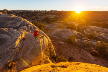 Utah dağlarında yürüyüş. Alışılmadık doğal manzaralarda yürüyüş. Fantastik kumtaşı oluşumları.