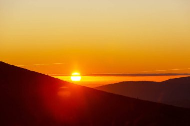 Dağlarda manzaralı günbatımı. Sonbahar mevsimi.