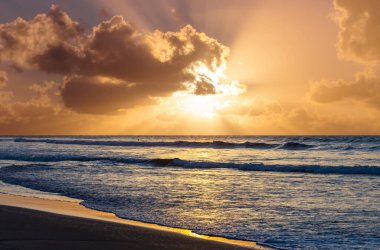 Deniz kıyısında manzara renkli gün batımı. Duvar kağıdı ya da arkaplan resmi için iyi. Güzel doğa manzaraları