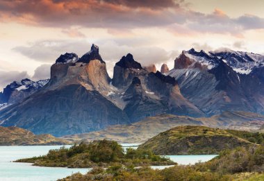 Şili 'deki Torres del Paine Ulusal Parkı' ndaki güzel dağ manzaraları. Dünyaca ünlü yürüyüş bölgesi.