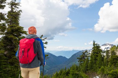 Yüksek dağlarda yürüyüş yapan bir gezgin.