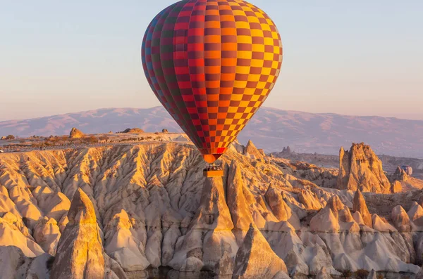 Kolorowe Balony Ogrzane Powietrze Parku Narodowym Goreme Kapadocja Turcja Słynna — Zdjęcie stockowe