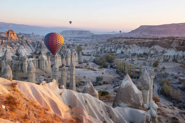 Bunte Heißluftballons Goreme Nationalpark Kappadokien Türkei Berühmte Touristenattraktion — Stockfoto