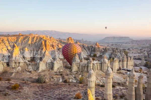 Coloridos Globos Aerostáticos Parque Nacional Goreme Capadocia Turquía Famosa Atracción —  Fotos de Stock