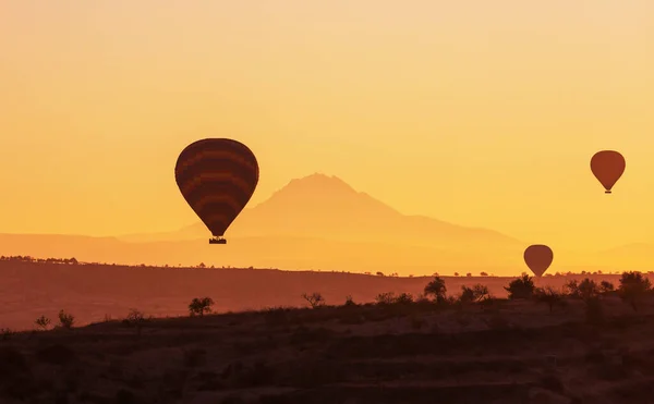 Färgglada Varmluftsballonger Goreme Nationalpark Kappadokien Turkiet Berömd Turistattraktion — Stockfoto