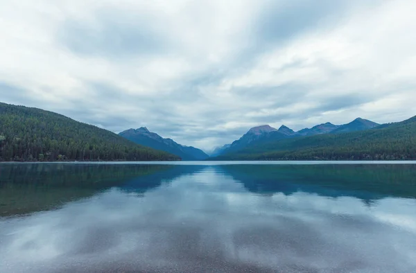 Hermoso Lago Bowman Con Reflejo Las Espectaculares Montañas Parque Nacional —  Fotos de Stock