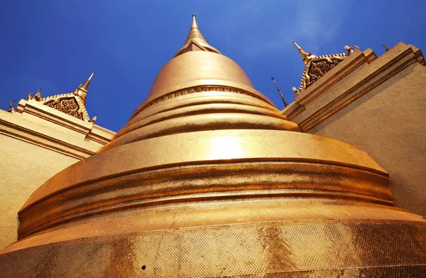 泰国曼谷大皇宫建筑群中的金色古塔 — 图库照片