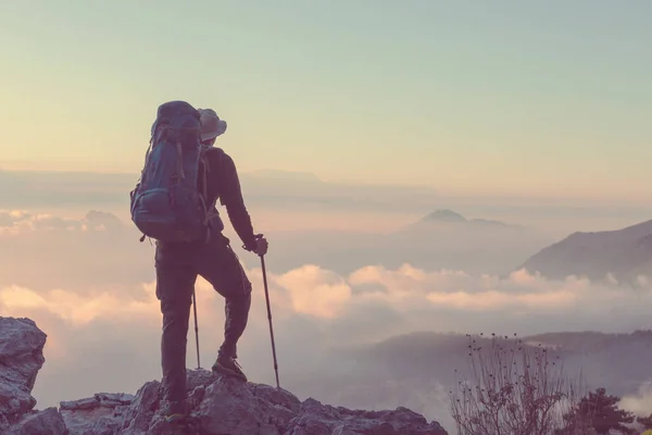 Backpacker Een Wandeling Zomerbergen — Stockfoto