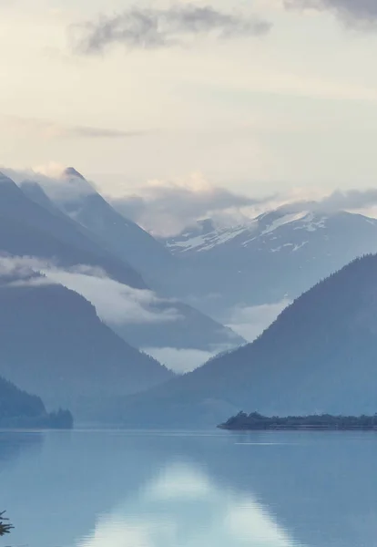 Cena Serena Junto Lago Montanha Canadá Pôr Sol — Fotografia de Stock