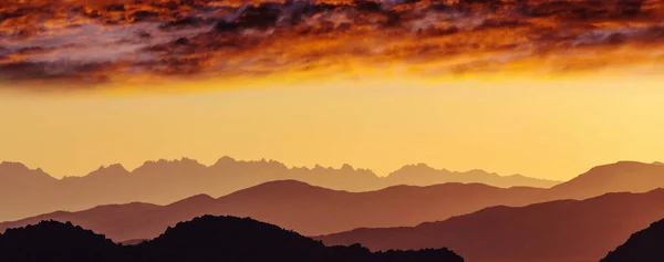 Silueta Las Montañas Amanecer Hermoso Fondo Natural — Foto de Stock