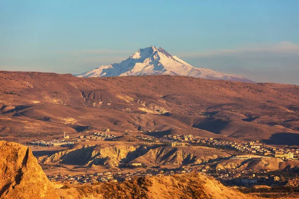 从土耳其Goreme的Cappadocia俯瞰Erciyes山的雪峰 — 图库照片