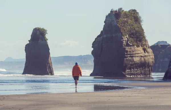 Tourist Walking Beach Three Sisters Rock Formation New Plymouth Coast — Φωτογραφία Αρχείου