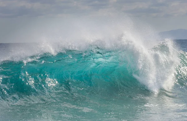 Une Vague Bleue Sur Plage Fond Flou Taches Lumière Soleil — Photo