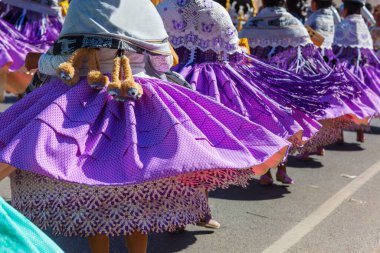 Titicaca bölgesinde otantik Peru dansı