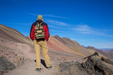 Vinicunca, Cusco Bölgesi, Peru 'da yürüyüş sahnesi. Montana de Siete Renkleri, Gökkuşağı Dağı.