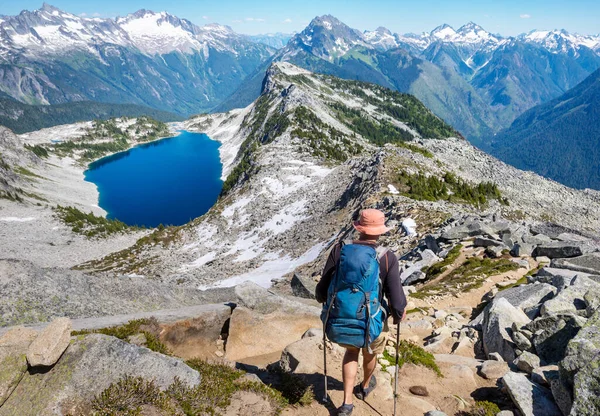 Backpacker Vandring Höga Bergen — Stockfoto