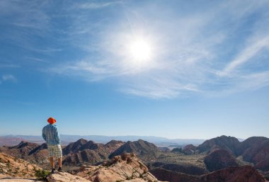 Utah dağlarında yürüyüş. Alışılmadık doğal manzaralarda yürüyüş. Fantastik kumtaşı oluşumları.