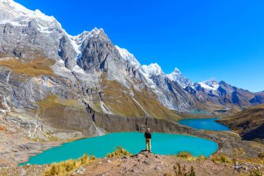 Cordillera dağlarında yürüyüş sahnesi, Peru