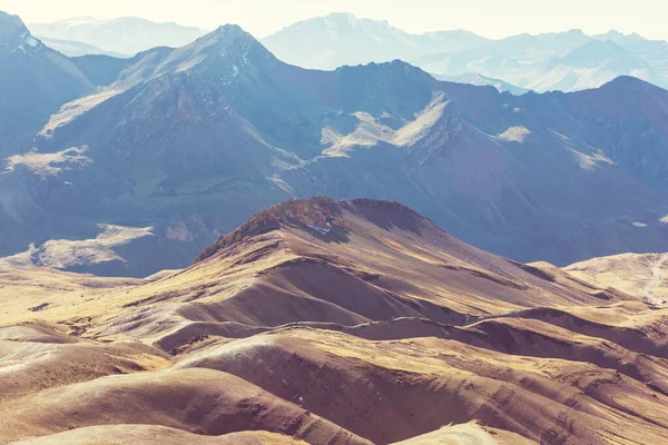 秘鲁瓦拉斯附近安第斯山脉高山景观 — 图库照片