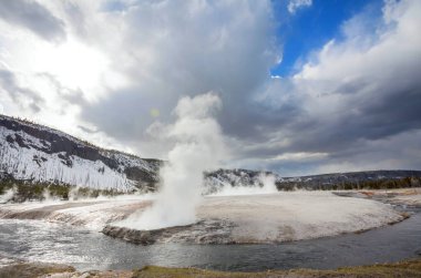 İlham verici doğal bir geçmiş. Yellowstone Ulusal Parkı 'ndaki havuz ve gayzer alanları, ABD.
