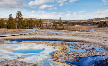 İlham verici doğal bir geçmiş. Yellowstone Ulusal Parkı 'ndaki havuz ve gayzer alanları, ABD.