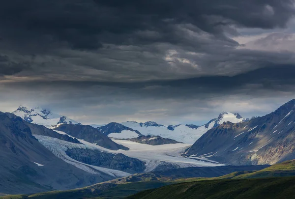 Pintorescas Montañas Alaska Verano Macizos Cubiertos Nieve Glaciares Picos Rocosos — Foto de Stock