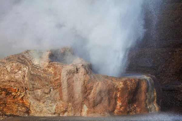 Ausbruch Des Riverside Geyser Firehole River Yellowstone National Park Wyoming — Stockfoto