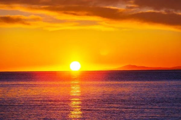 Deniz Kıyısında Manzara Renkli Gün Batımı Duvar Kağıdı Arkaplan Resmi — Stok fotoğraf