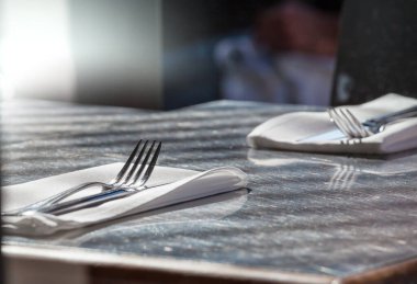 Restoranda çatal ve bıçak.