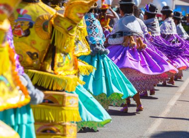 Titicaca bölgesinde otantik Peru dansı