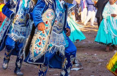 Titicaca bölgesinde otantik Peru dansı