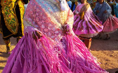 Titicaca bölgesinde otantik Peru dansı