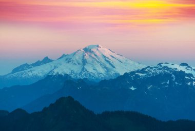 Gün doğumunda yüksek dağları olan güzel bir manzara.
