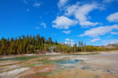 İlham verici doğal bir geçmiş. Yellowstone Ulusal Parkı 'ndaki havuz ve gayzer alanları, ABD.