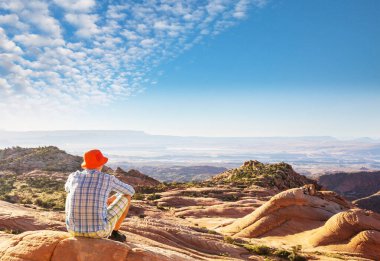 Utah dağlarında yürüyüş. Alışılmadık doğal manzaralarda yürüyüş. Fantastik kumtaşı oluşumları.