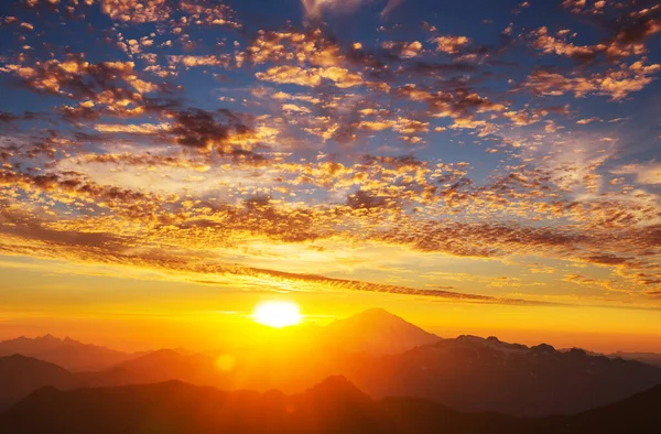 Piękny Krajobraz Wysokimi Górami Wschodzie Słońca — Zdjęcie stockowe