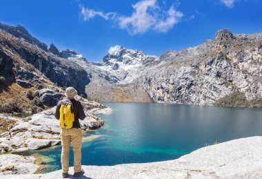 Cordillera dağlarında yürüyüş sahnesi, Peru