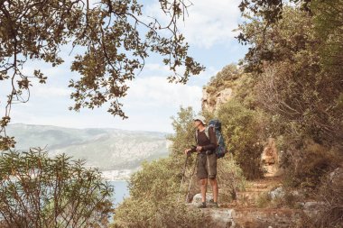 Yaz dağlarında gezintiye çıkmış bir gezgin.