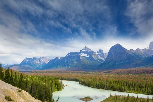 夏季加拿大落基山脉的风景如画的山景 — 图库照片