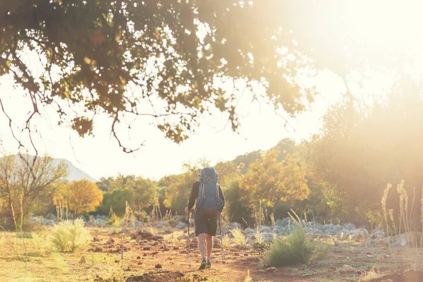 Backpacker Túře Letních Horách — Stock fotografie