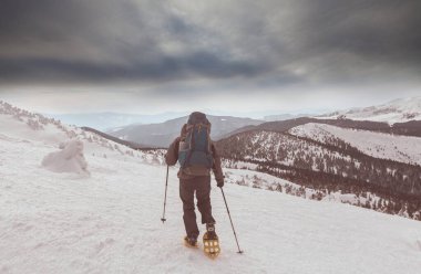 Kış dağlarında yürüyüşçüler