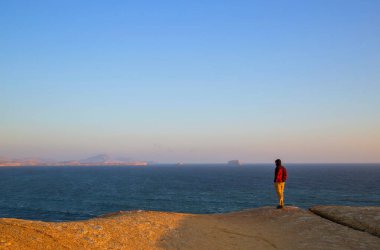 Pasifik Okyanusu, Peru, Güney Amerika 'da terk edilmiş kıyı manzaraları.