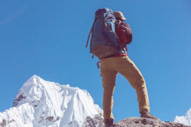 Cordillera dağlarında yürüyüş sahnesi, Peru