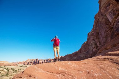 Utah dağlarında yürüyüş. Alışılmadık doğal manzaralarda yürüyüş. Fantastik kumtaşı oluşumları.