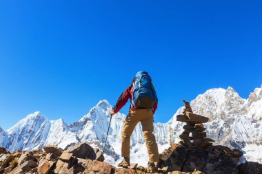 Cordillera dağlarında yürüyüş sahnesi, Peru